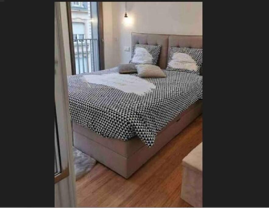 One Bedroom W Free Parking &terrace Apartment Luxemburg